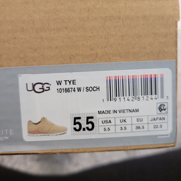 Like New Ugg Tye Trainer - Picture 9 of 10